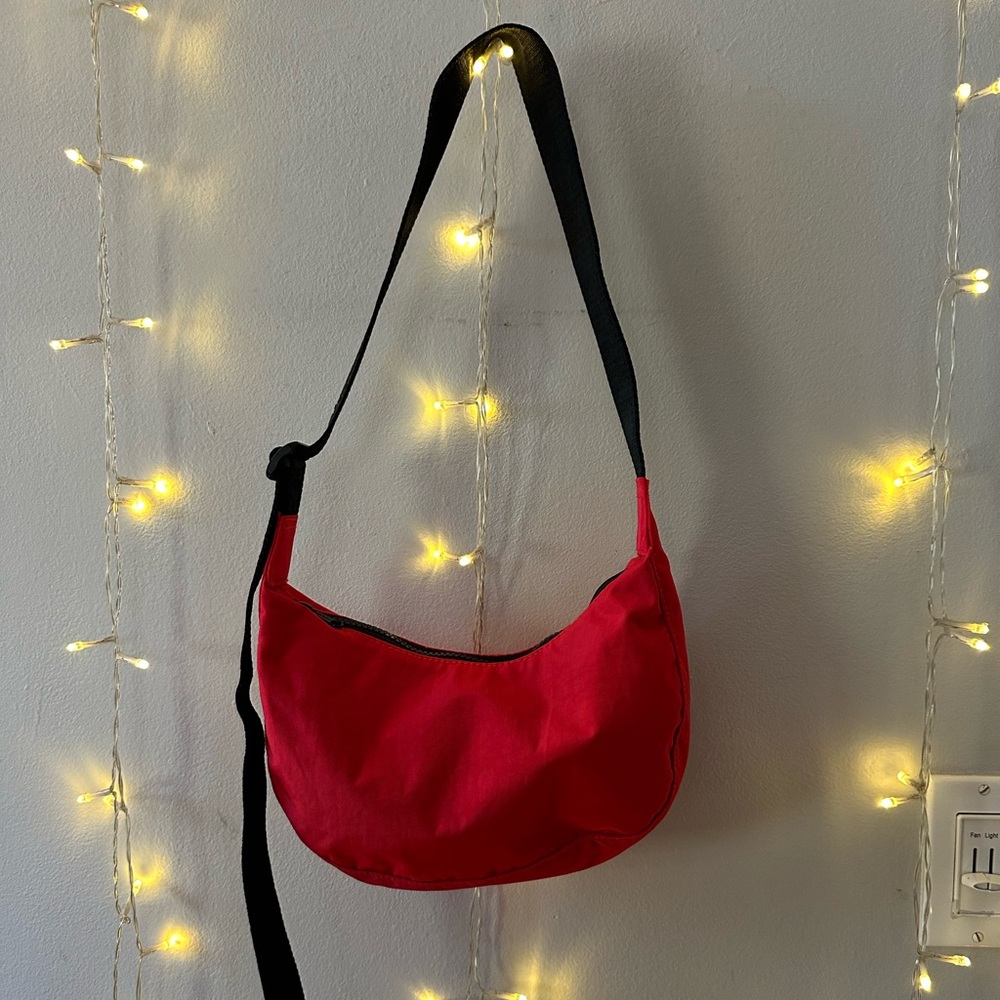 BAGGU SMALL NYLON CRESCENT BAG - CANDY APPLE